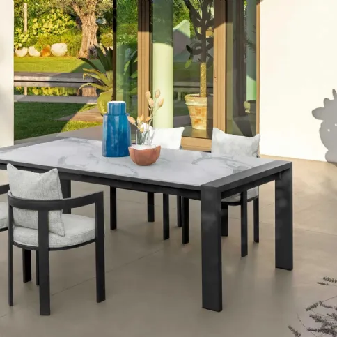 Tavolo in gres e alluminio con sedie in alluminio e tessuto Argo Alu di Talenti