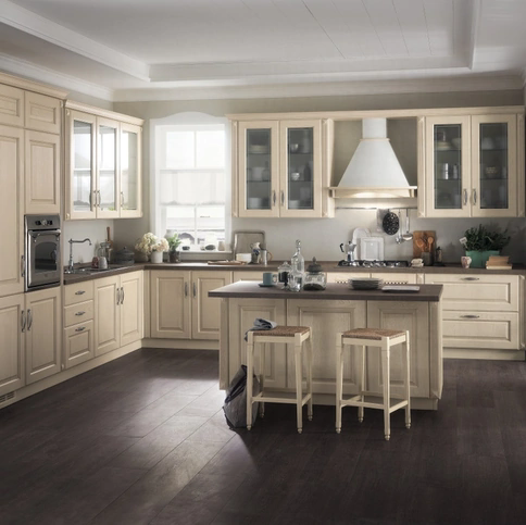 Cucina Classica con isola Madeleine 07 in frassino Burro di Scavolini