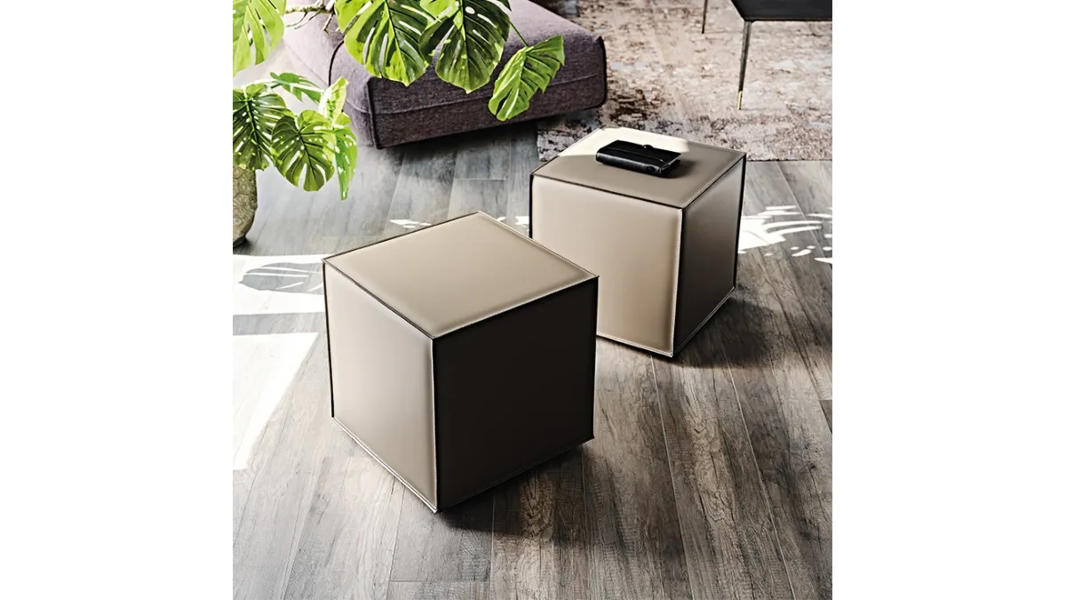 Pouf Kubo su ruote completamente rivestito in cuoio con cuciture in contrasto di Cattelan Italia