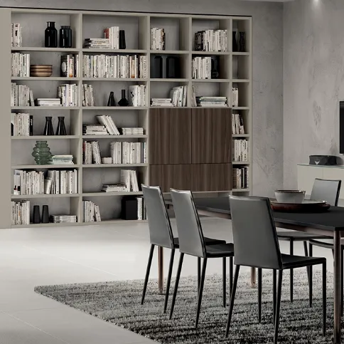 Libreria Living Mood sistema Fluida in laccato Tortora con ante in Noce Steady di Scavolini