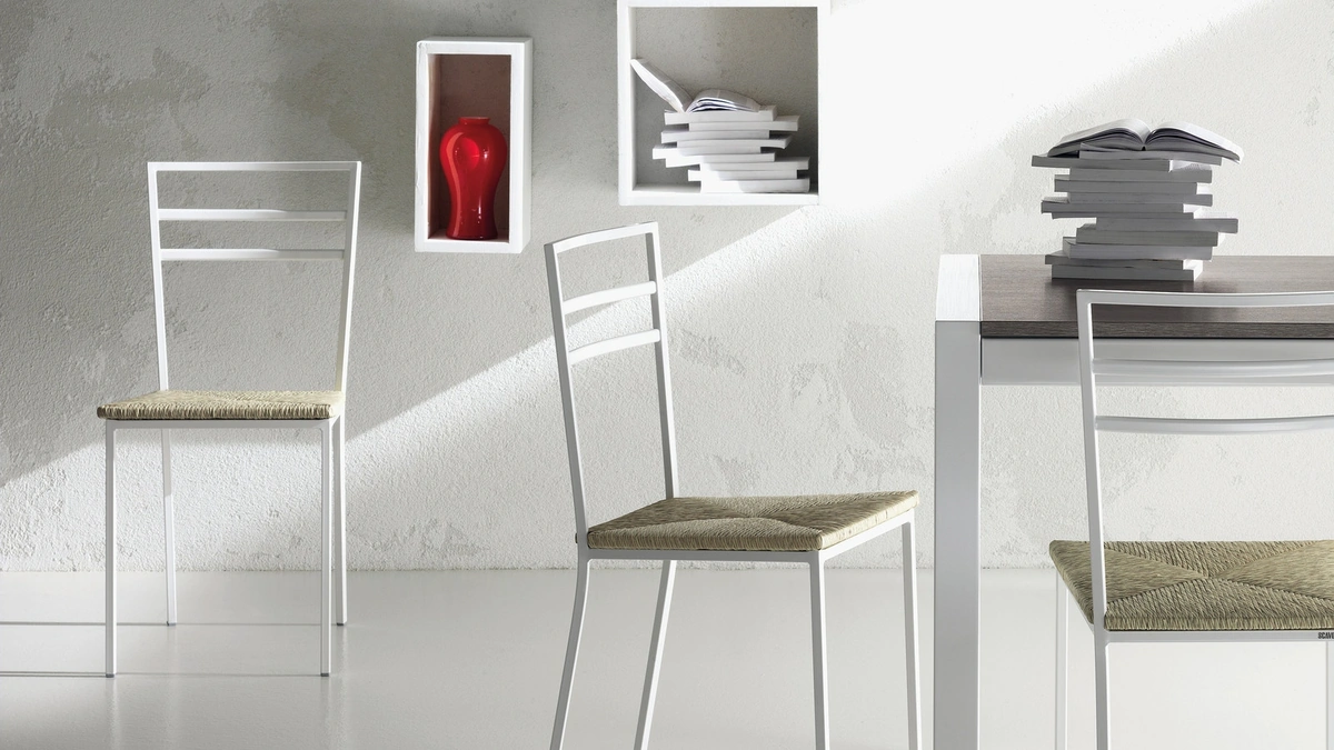 Sedia Quadrifoglio in metallo con seduta in paglia sintetica di Scavolini