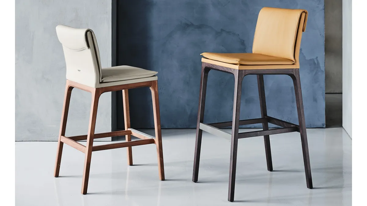 Sgabello in ecopelle con struttura in legno Sofia di Cattelan Italia