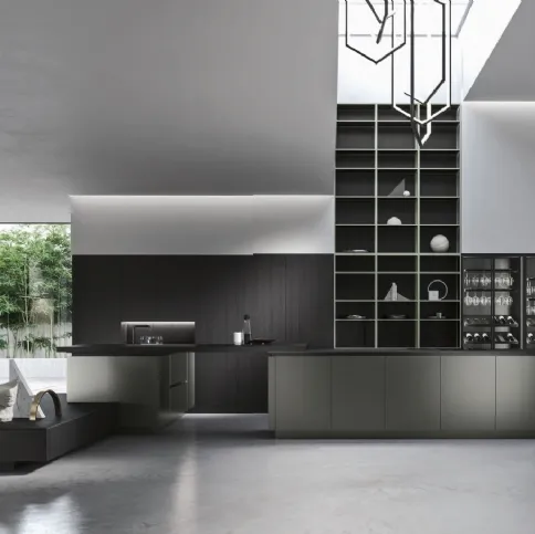 Cucina Design con penisola Look in laccato micalizzato Grigio Verde e nobilitato Frassino Noir di Snaidero