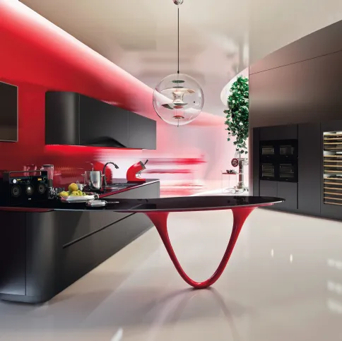 Cucina Design con penisola Ola Black in laccato nero e rosso di Snaidero