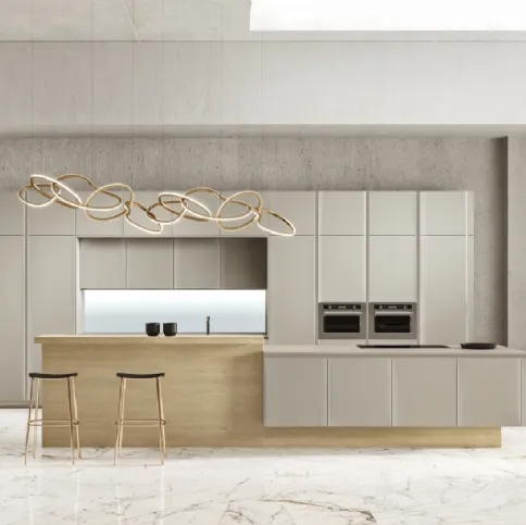 Cucina Design con isola Way Materia in vetro satinato grigio atlantico e rovere di Snaidero