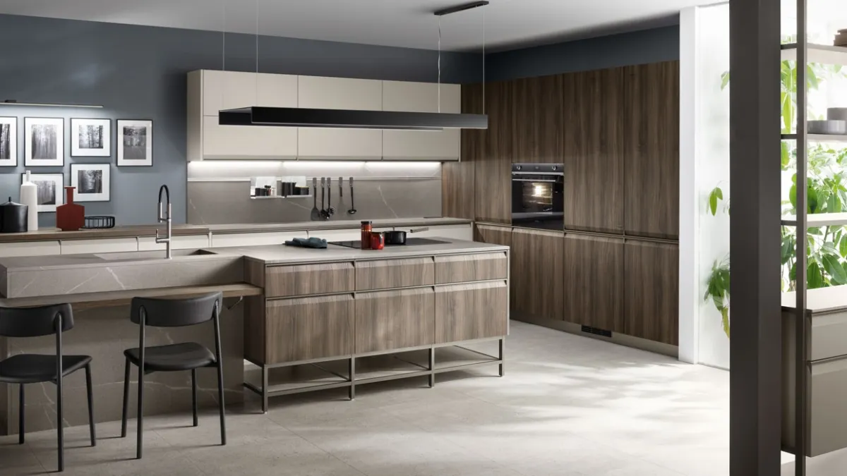 Cucina su misura Formalia in Grigio Chiaro e Noce Garden di Scavolini