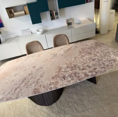 Tavolo fisso con piano botte raggiato in gres e basamento il listelli di legno