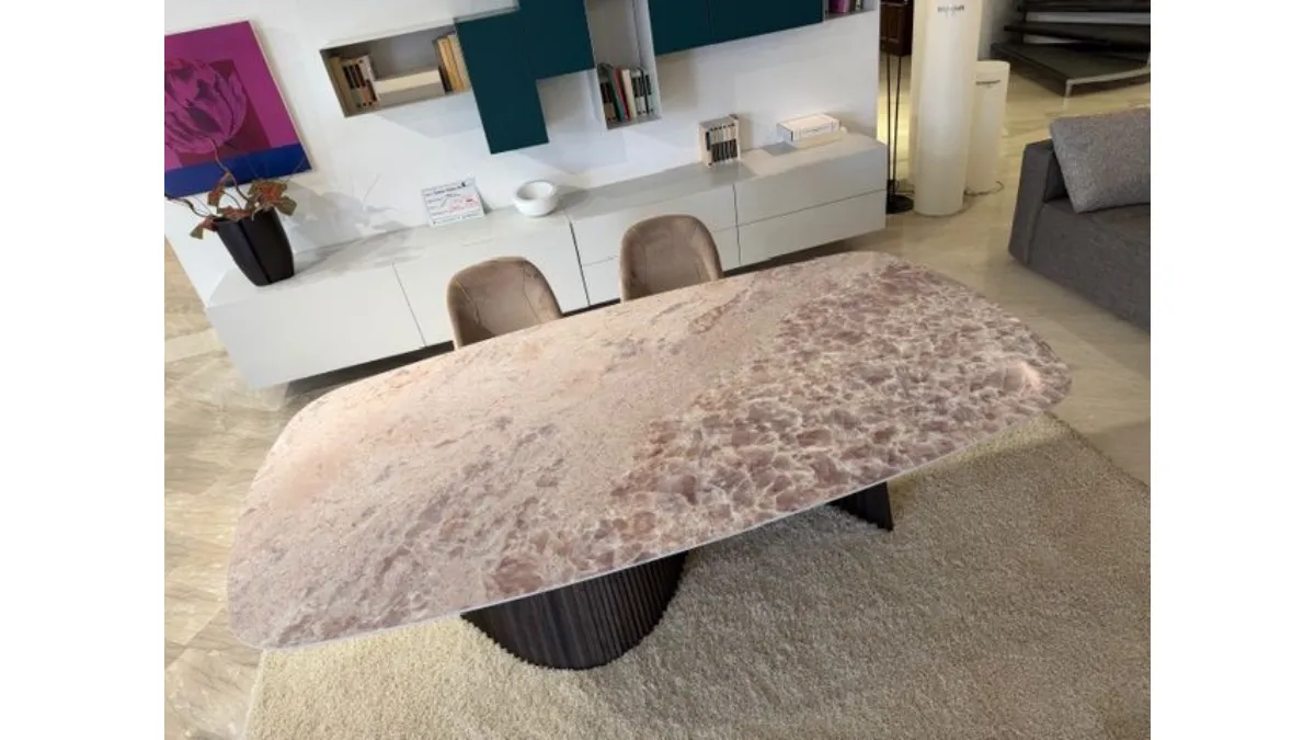 Tavolo fisso con piano botte raggiato in gres e basamento il listelli di legno