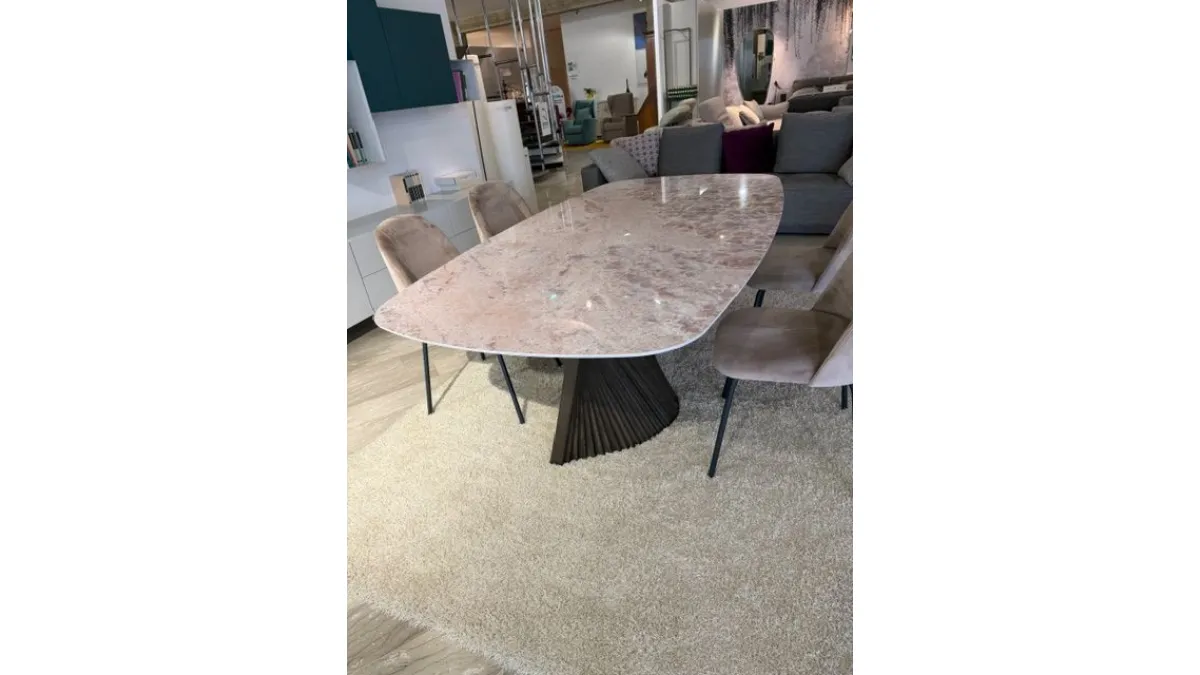 Tavolo fisso con piano botte raggiato in gres e basamento il listelli di legno