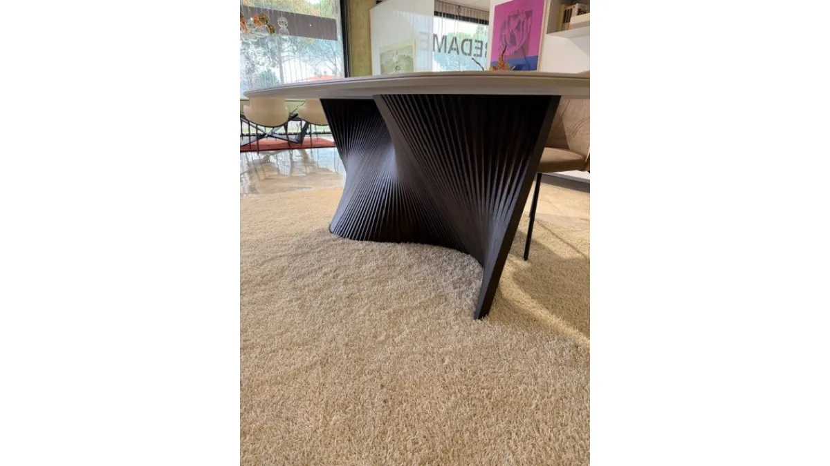 Tavolo fisso con piano botte raggiato in gres e basamento il listelli di legno