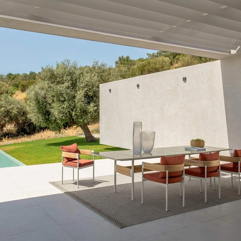 Tavolo in gres e Sedie in legno e tessuto Flow di Talenti