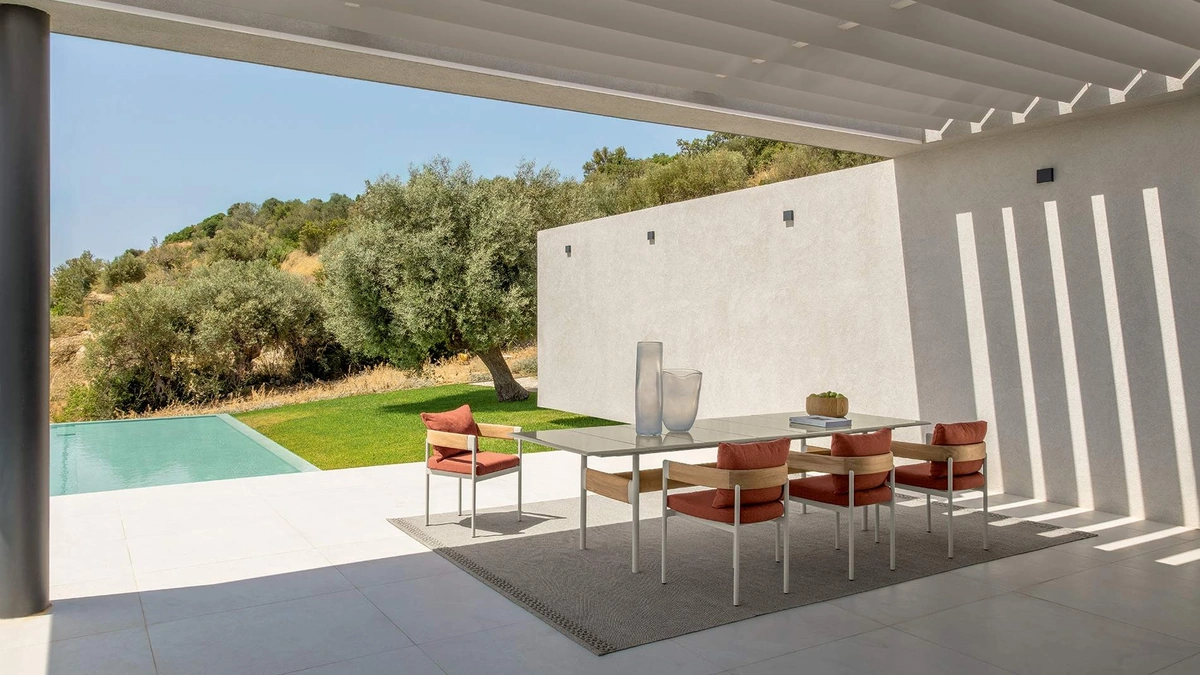 Tavolo in gres e Sedie in legno e tessuto Flow di Talenti